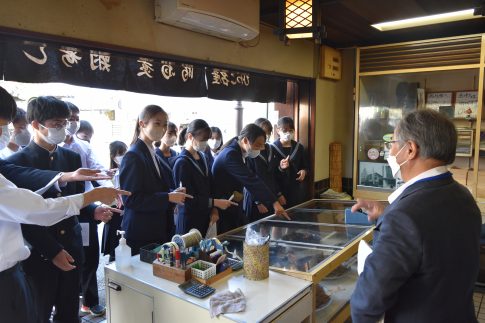 湖魚店にて
